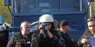 Kontrola osobista (przeszukanie) dokonywana przez policjantów. kontrola osobista