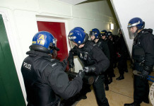 Czy można nie otworzyć drzwi policji? wyważanie drzwi przez policję